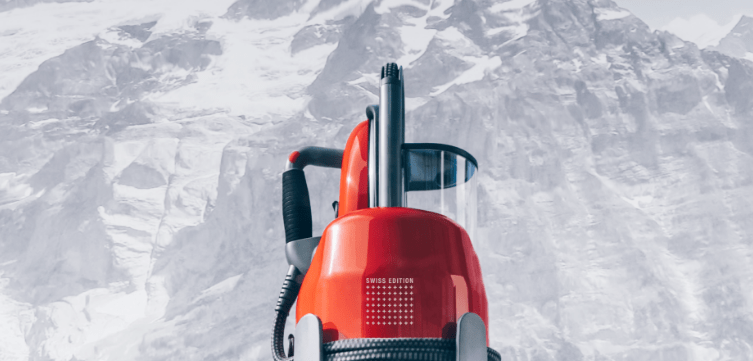Laurastar, le savoir-faire suisse depuis plus de 40 ans. Une montagne suisse en arrière-plan, soulignant l'expertise de la marque dans la fabrication de produits de haute qualité.